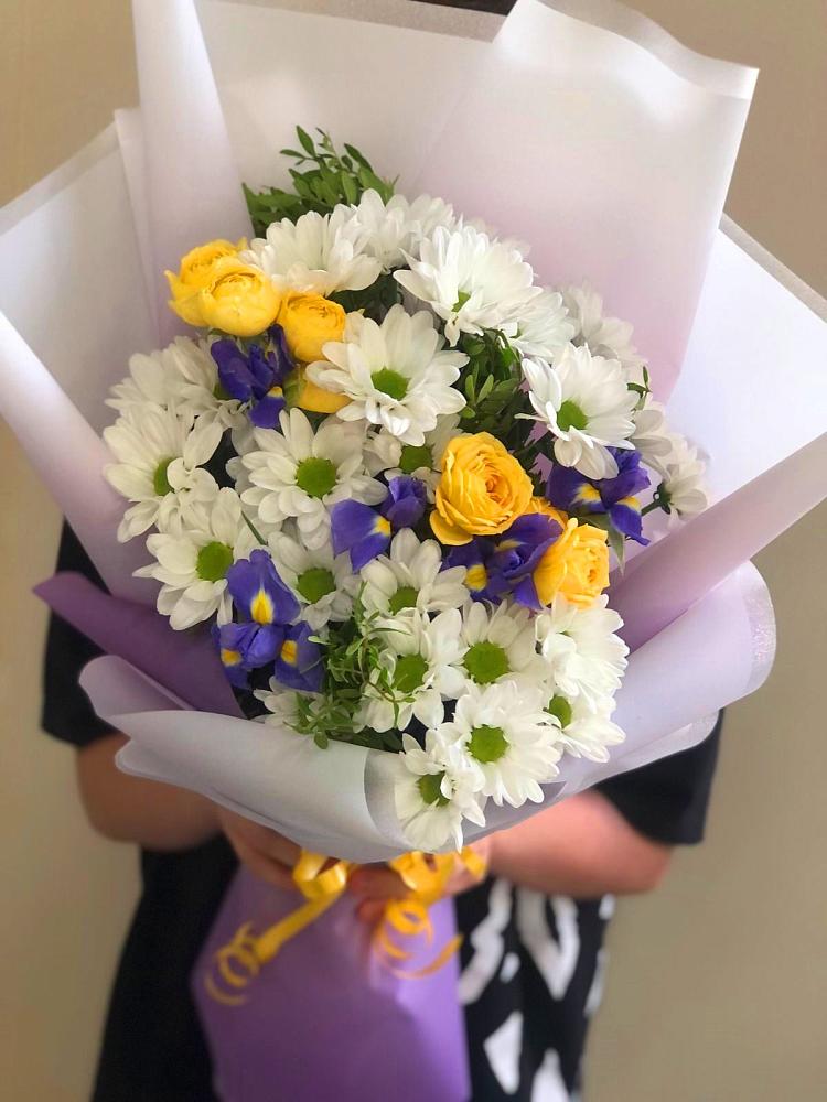 Букет цветов из: Ирисы, Хризантемы и Розы в Константиново Сергиево-Посадского района